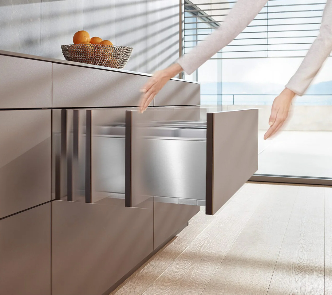 Sistema de apertura de muebles de cocina push to open.